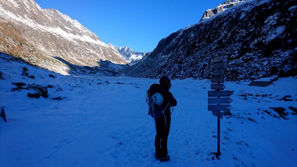 Siamo giunti al bivio a pochi metri dal rifugio. Erica guarda con la lacrimuccia la valle dell'Adamé che sta per andare al sole ben sapendo che noi, invece, dovremo proseguire all'ombra per affrontare il canale Teobaldo..... Siamo giunti al bivio a pochi metri dal rifugio. Erica guarda con la lacrimuccia la valle dell'Adamé che sta per andare al sole ben sapendo che noi, invece, dovremo proseguire all'ombra per affrontare il canale Teobaldo.....