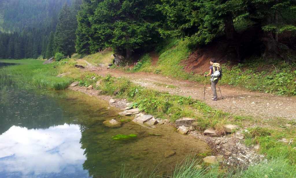 Erica mostra la strada che aggira prima il lago e poi sale verso il rifugio XII Apostoli