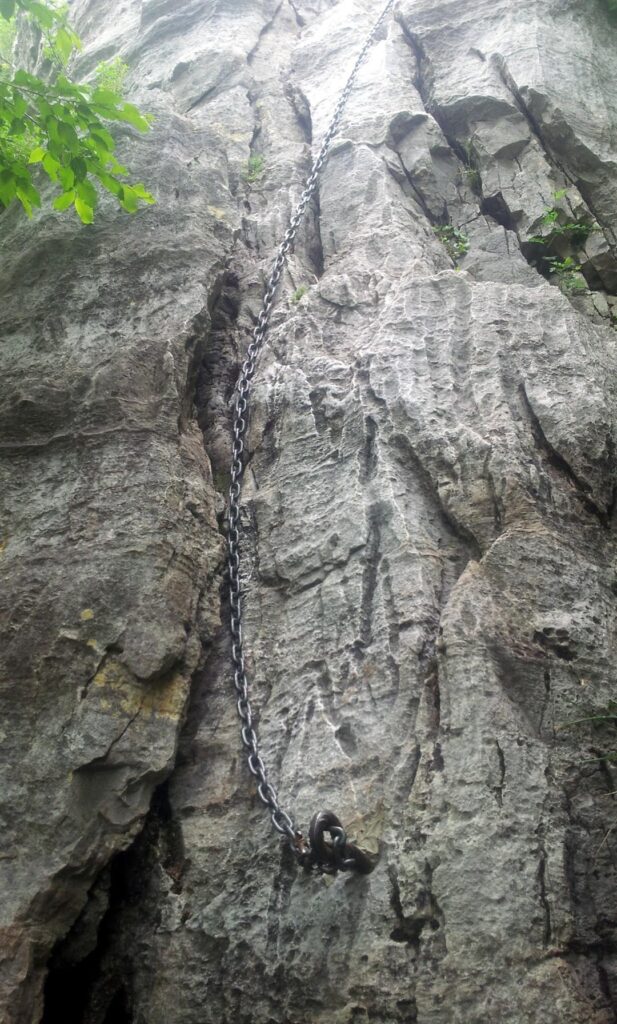 Questo è il primo muretto. Semplice e divertente, con arrampicata mai oltre il III grado. Questo è il primo muretto. Semplice e divertente, con arrampicata mai oltre il III grado.