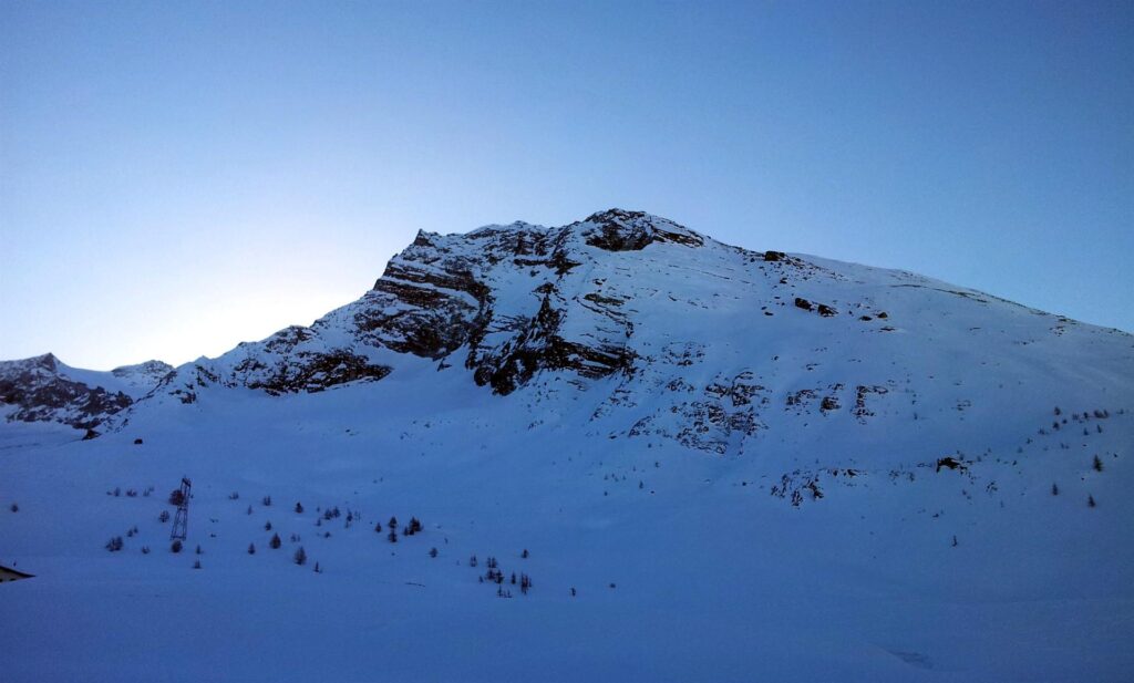 ecco la nostra cima, ancora in ombra, ma col sole che &egrave; pronto a spuntare da dietro entro un'oretta