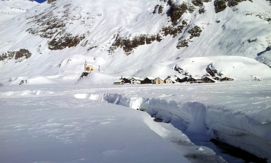 C'&egrave; un BOTTO di neve quass&ugrave;. Il torrente, la chiesetta e il paesino di Riale in tutto il loro splendore invernale.