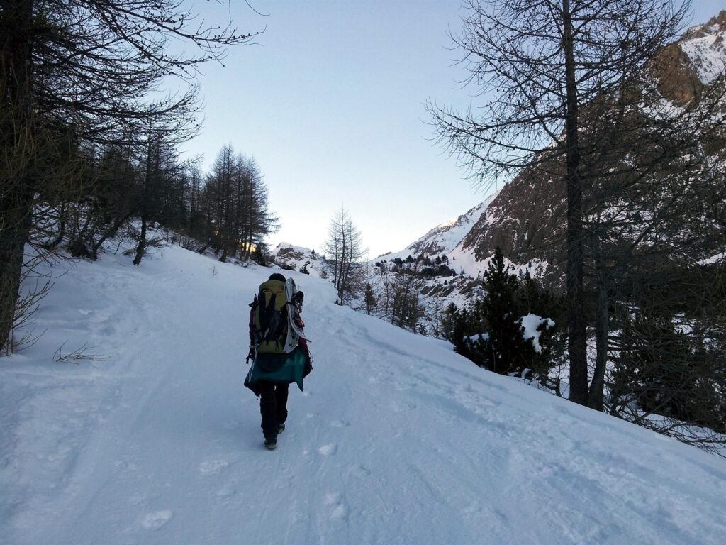 Erica appena partita lungo il sentiero di avvicinamento che si svolge per buona parte su strada innevata e battuta. Le sue ciaspole restano sullo zaino Erica appena partita lungo il sentiero di avvicinamento che si svolge per buona parte su strada innevata e battuta. Le sue ciaspole restano sullo zaino