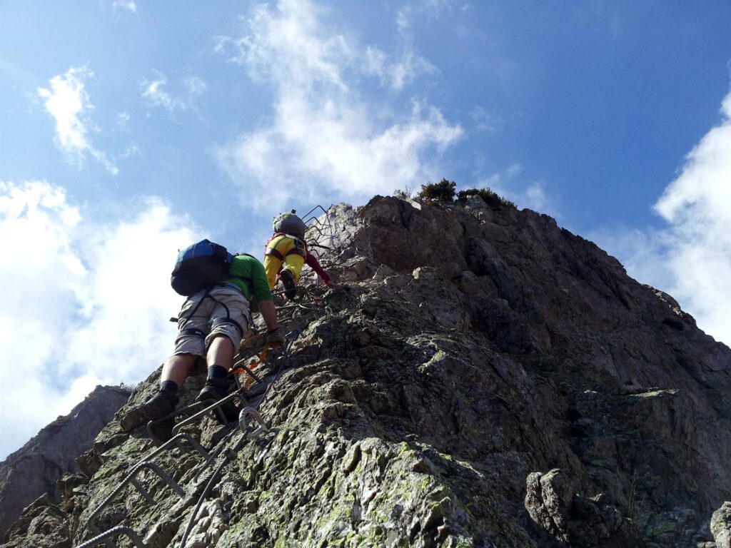 Ultimi passi di cresta verso la cima di questo bel torrione!