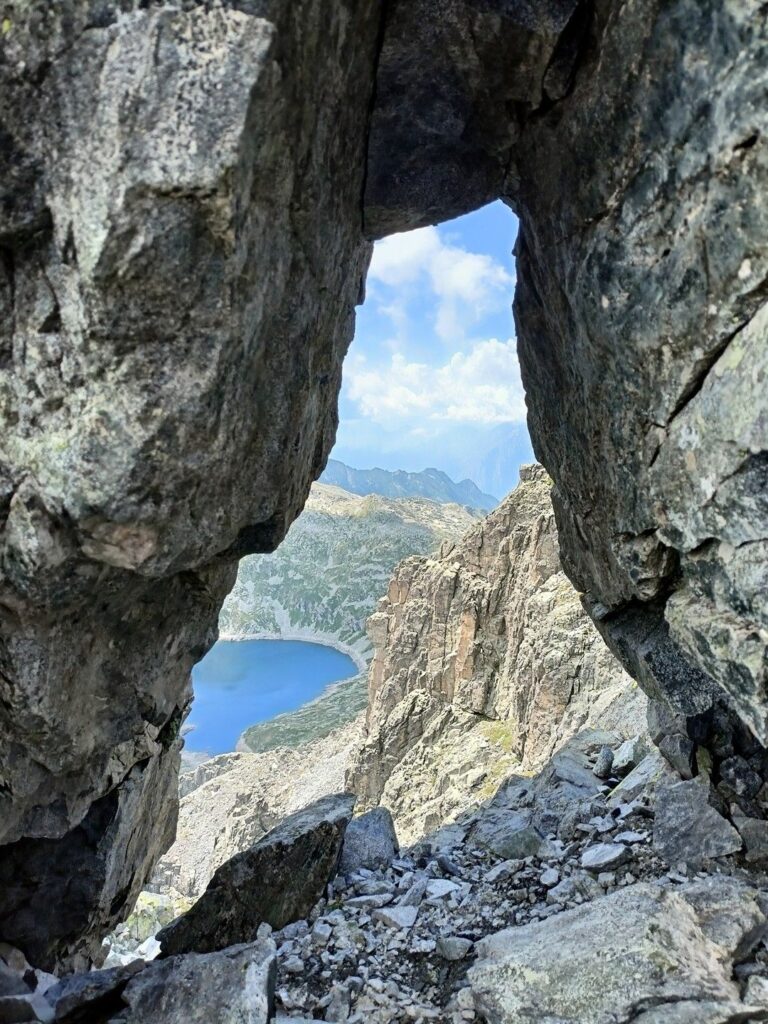 Finestrella lungo la cresta che porta fuori dalla via Finestrella lungo la cresta che porta fuori dalla via