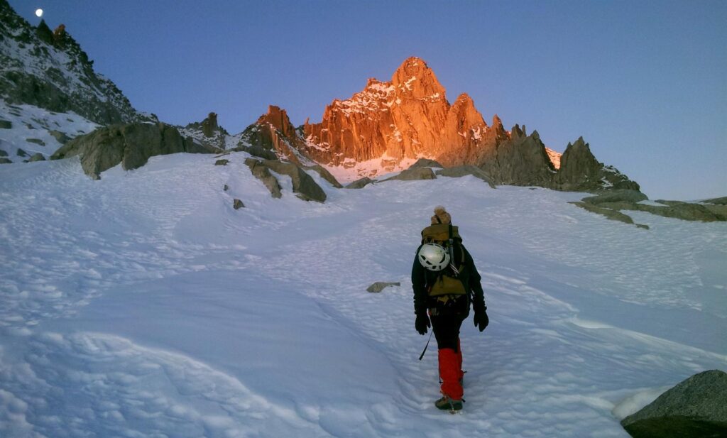 Erica si gode il rossore dell'alba sul coreografico Monte Nero Erica si gode il rossore dell'alba sul coreografico Monte Nero