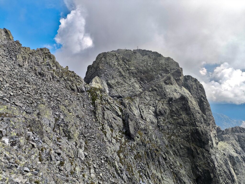 La cima del Cornone di Blumone sembra lì, ma per arrivarci bisogna fare il giro pesca, quindi la lasciamo lì per un'altra volta La cima del Cornone di Blumone sembra lì, ma per arrivarci bisogna fare il giro pesca, quindi la lasciamo lì per un'altra volta