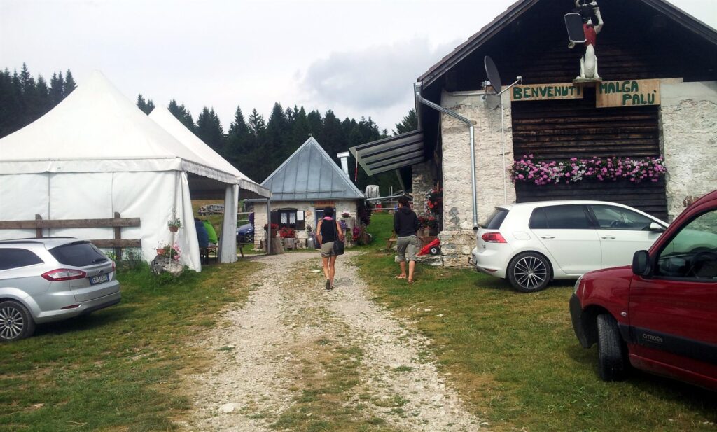 Domenica, dopo la discesa dal XII Apostoli e dopo aver attraversato mezzo Trentino in macchina, arriviamo alla splendida malga Pal&ugrave;, che questa domenica &egrave; piena di gente e c'&egrave; in corso una festa per un evento di running che si &egrave; svolto nelle vicinanze. Noi per&ograve; siamo qui per visitare la mucca e recuperare i nostri prodotti caseari, quindi andremo dritti verso l'obiettivo!