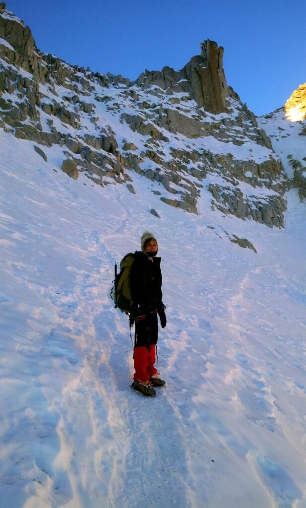 Di fronte a noi, le rocce su cui si sviluppa la ferratina che conduce in val Nardis. Abbiamo già indossato l'imbrago al rifugio e quindi siamo pronti a salire Di fronte a noi, le rocce su cui si sviluppa la ferratina che conduce in val Nardis. Abbiamo già indossato l'imbrago al rifugio e quindi siamo pronti a salire