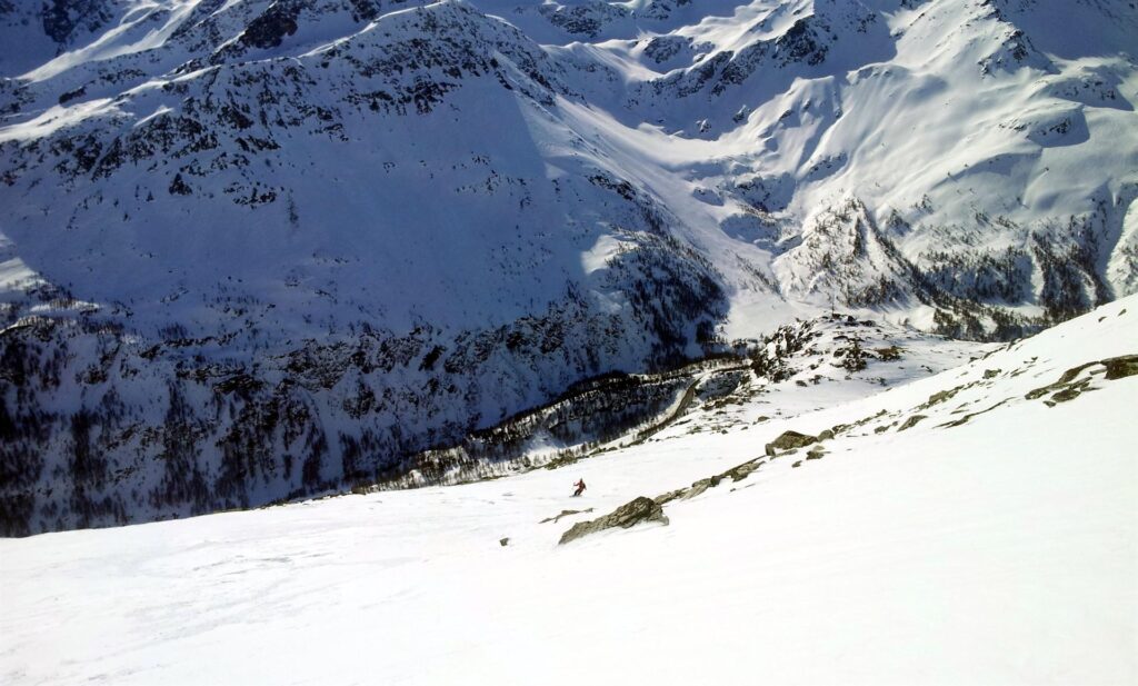 Qui siamo in fondo alla parte ripida e iniziano i bei pendii sui 20-25&deg; su cui si possono fare anche curvette un po' pi&ugrave; strette e divertenti