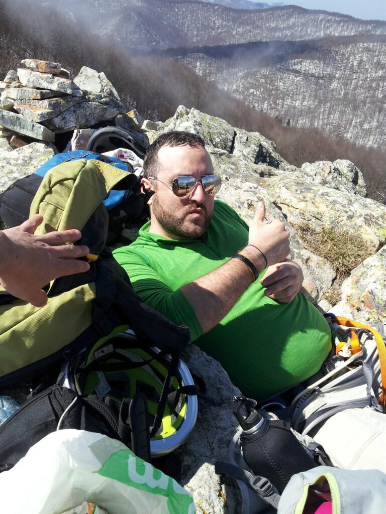 Capitan Marty in cima (bello soddisfatto), fa il boss del quartiere in attesa della pappa