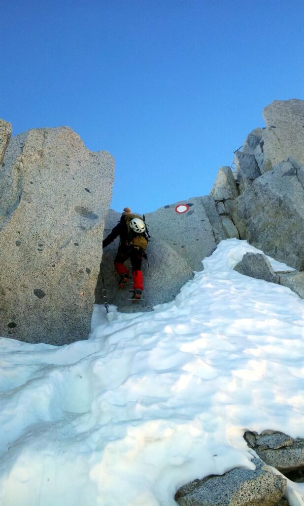 la ferrata sarà molto semplice e non ghiacciata, quindi in pochi minuti arriveremo al passo. Qui Erica mentre affronta l'ultima scaletta verso il passo la ferrata sarà molto semplice e non ghiacciata, quindi in pochi minuti arriveremo al passo. Qui Erica mentre affronta l'ultima scaletta verso il passo