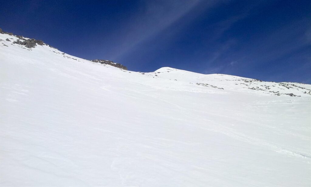 ecco le nostre tracce di discesa, appena distinguibili sulla neve primaverile
