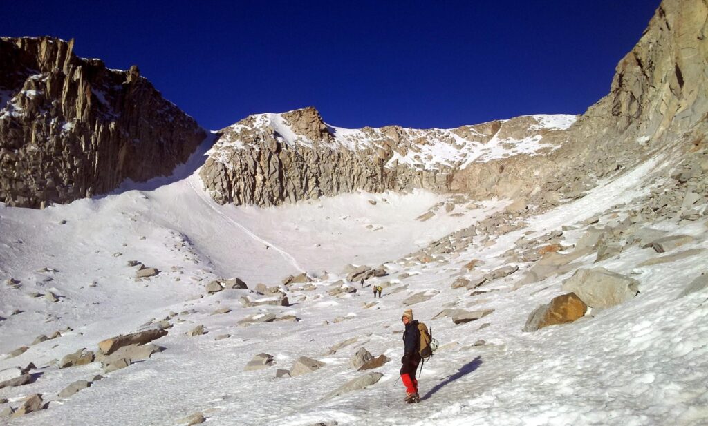 Eccoci sulla vedretta di Nardis! A questo punto abbiamo due possibilità: o seguiamo la via normale che sale con un'altro pezzo ferrato sulle rocce alla nostra destra, oppure saliamo dal canalino nevoso che si vede alla nostra sinistra. Decidiamo di fare un anello, salendo dal canale all'andata, per poi scendere dalle roccette al ritorno Eccoci sulla vedretta di Nardis! A questo punto abbiamo due possibilità: o seguiamo la via normale che sale con un'altro pezzo ferrato sulle rocce alla nostra destra, oppure saliamo dal canalino nevoso che si vede alla nostra sinistra. Decidiamo di fare un anello, salendo dal canale all'andata, per poi scendere dalle roccette al ritorno