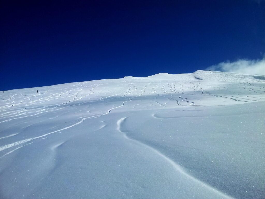 WOWWOWOWOW!!!! Il primo tratto di discesa &egrave; stato assolutamente fenomenale!! Neve meravigliosa, morbida, goduriosa. Ho fatto anche dei salti di qualche metro, cosa che in genere non faccio mai per salvaguardare le ginocchia.....ma con sto morbidume....si pu&ograve; azzardare!