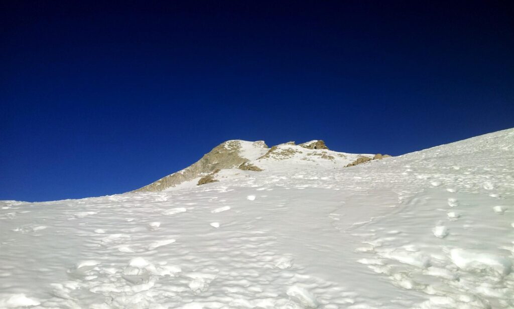 Usciti dal canalino, appare finalmente sullo sfondo la nostra cima....ma c'è ancora un bel tratto da percorrere! Usciti dal canalino, appare finalmente sullo sfondo la nostra cima....ma c'è ancora un bel tratto da percorrere!