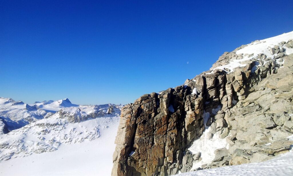 Accanto a noi, diventa ben visibile la cima Adamello (la punta nevosa sullo sfondo a sinistra) Accanto a noi, diventa ben visibile la cima Adamello (la punta nevosa sullo sfondo a sinistra)