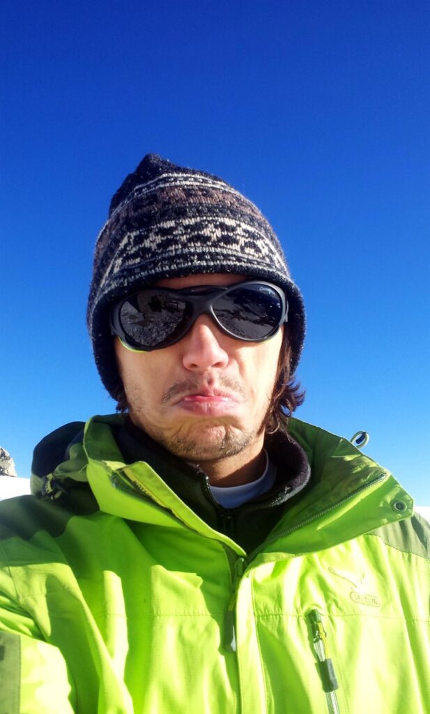 Sono dispiaciuto e dolorante.......ma non posso fare altro che scendere. Accetto il verdetto e provo ad incamminarmi all'inverso sulla parte esposta e pericolosa che c'è prima del bivacco Orobica. I risultati non saranno dei migliori... Sono dispiaciuto e dolorante.......ma non posso fare altro che scendere. Accetto il verdetto e provo ad incamminarmi all'inverso sulla parte esposta e pericolosa che c'è prima del bivacco Orobica. I risultati non saranno dei migliori...