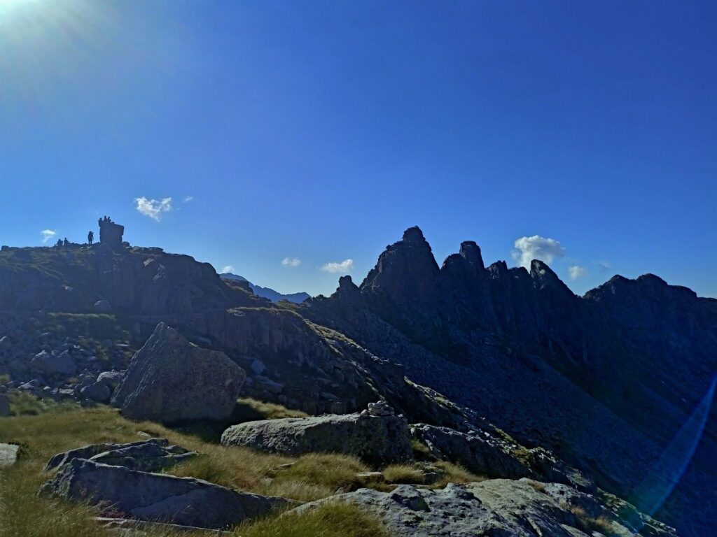Sulla sinistra, una pietra squadrata al passo della Vacca dove la gente va a farsi le foto e ad ammirare il panorama sui due fronti Sulla sinistra, una pietra squadrata al passo della Vacca dove la gente va a farsi le foto e ad ammirare il panorama sui due fronti