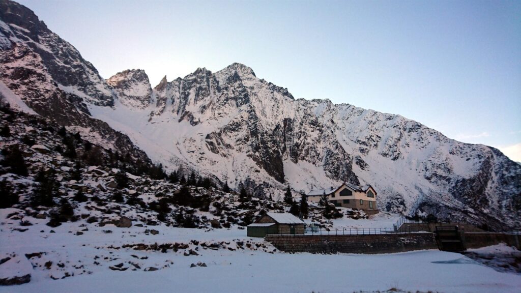 Arriviamo al rifugio Lissone ed Erica può vedere per la prima volta il Teobaldo di fronte a noi, nella sua impressionante verticalità (apparente almeno....ma è bastato quello... 😛 ). Ci mettiamo imbraghi e ramponi e così facendo becchiamo un gran freddo. Quamdo abbiamo finito, Erica dice di non voler continuare. Vuole il sole. Così giriamo i tacchi e puntiamo dritti verso la valle Adamé che si sta irradiando Arriviamo al rifugio Lissone ed Erica può vedere per la prima volta il Teobaldo di fronte a noi, nella sua impressionante verticalità (apparente almeno....ma è bastato quello... 😛 ). Ci mettiamo imbraghi e ramponi e così facendo becchiamo un gran freddo. Quamdo abbiamo finito, Erica dice di non voler continuare. Vuole il sole. Così giriamo i tacchi e puntiamo dritti verso la valle Adamé che si sta irradiando