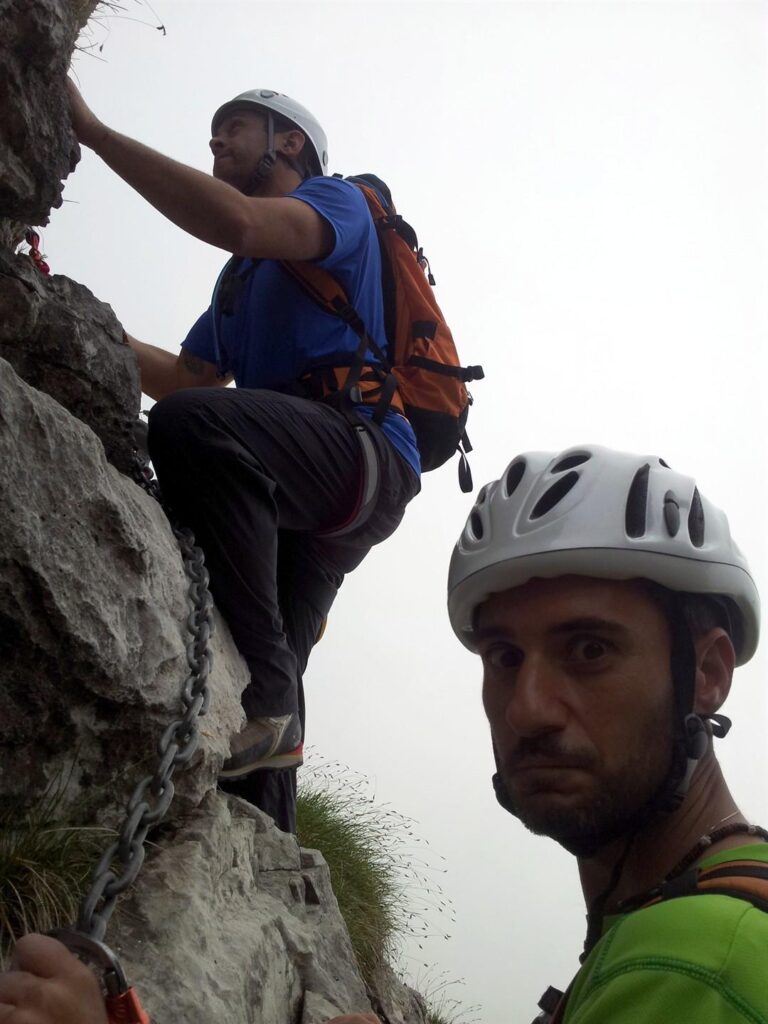 ...e via che si parte! purtroppo in mezzo alle nuvole che vanno e che vengono.  Piccolo reminder per il Gallo: ricordati di portare sempre il pile e la giacca a vento in montagna!