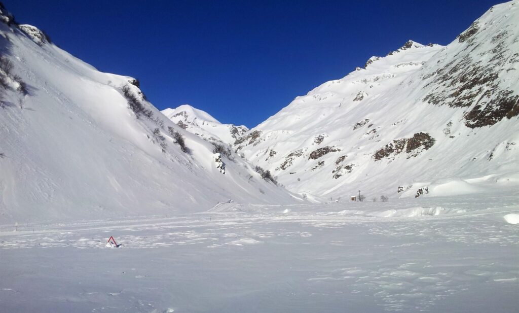 Questa d&agrave; una vaga idea del livello della neve, gi&agrave; a valle. Basta guardare il cartello nella parte sinistra della foto...