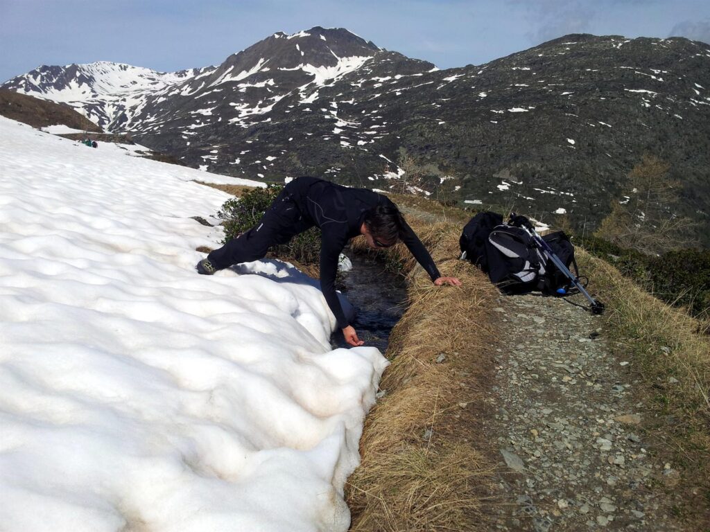 Bere un goccio d'acqua a volte è un filo complesso Bere un goccio d'acqua a volte è un filo complesso