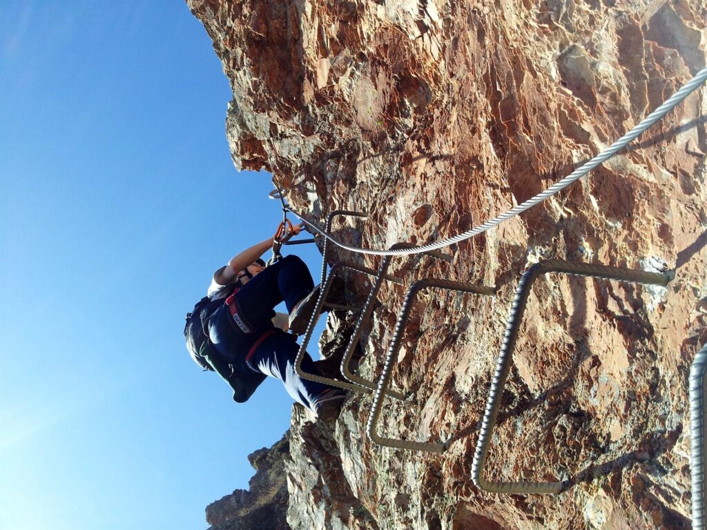 La prima parte della ferrata regala subito un muretto verticale e con un piccolo tratto strapiombante. Yuri sale tranquillo e non fa una piega e quindi posso rilassarmi all'idea che sar&agrave; tranquillo ed autonomo per il resto della gita.