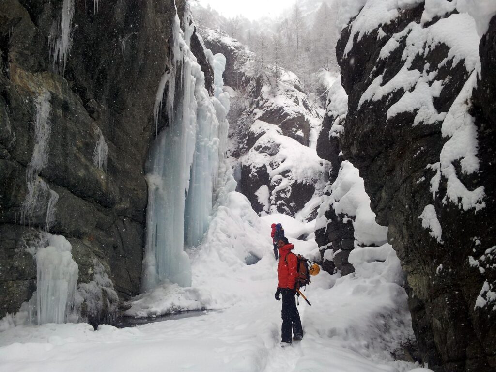 Arrivati al torrente, ci entriamo dentro e ci godiamo gli splendidi scorci delle cascate che scendono da ogni lato. Bellissimo!!! Arrivati al torrente, ci entriamo dentro e ci godiamo gli splendidi scorci delle cascate che scendono da ogni lato. Bellissimo!!!