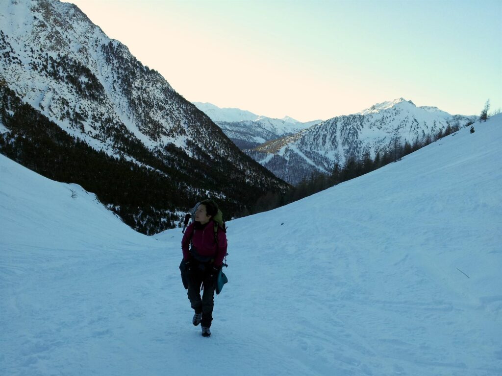 Dopo qualche km, comincia un po' di dislivello. Ci avviciniamo a quello che dovrebbe essere l'attacco ufficiale della nostra gita, ovvero la salita di un canalone verso il colle di Chaberton. Dopo qualche km, comincia un po' di dislivello. Ci avviciniamo a quello che dovrebbe essere l'attacco ufficiale della nostra gita, ovvero la salita di un canalone verso il colle di Chaberton.