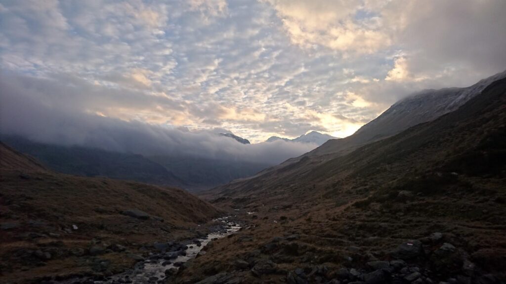 I bei colori dell'alba.....e il maledetto cielo "a pecorelle" che ci fa già capire come andrà...... 😛 (ma noi non ci vogliamo credere) I bei colori dell'alba.....e il maledetto cielo "a pecorelle" che ci fa già capire come andrà...... 😛 (ma noi non ci vogliamo credere)