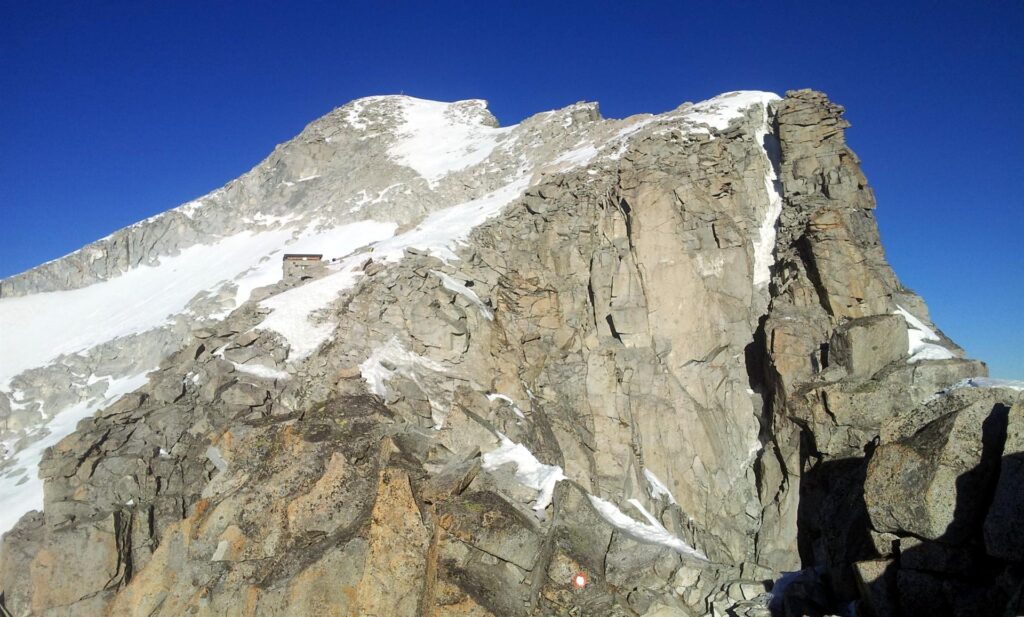 Ecco il tratto più pericoloso che bisogna affrontare lungo il percorso. Si scende per qualche metro su roccette esposte per poi risalire dalla parte opposta, fino a raggiungere il bivacco Orobica, a 3384m, pochi metri sotto la cima. Ecco il tratto più pericoloso che bisogna affrontare lungo il percorso. Si scende per qualche metro su roccette esposte per poi risalire dalla parte opposta, fino a raggiungere il bivacco Orobica, a 3384m, pochi metri sotto la cima.