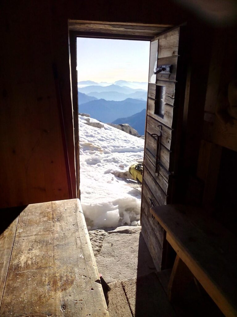 Siamo al bivacco Orobica. Mentre io "evacuo" in un luogo appartato tra le rocce, Erica fa foto artistiche dall'interno del bivacco Siamo al bivacco Orobica. Mentre io "evacuo" in un luogo appartato tra le rocce, Erica fa foto artistiche dall'interno del bivacco
