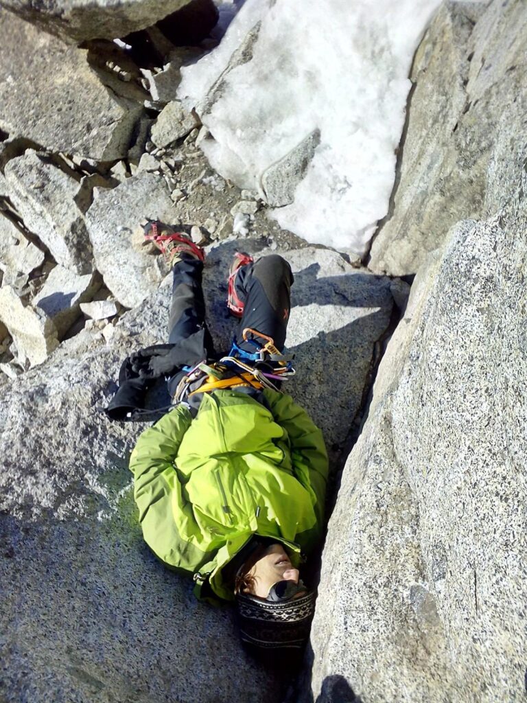 A metà della discesa sul pezzo esposto, ho uno svarione serio che mi porta a sdraiarmi sulle rocce per qualche minuto. Ogni passo che faccio è una sofferenza e mi gira la testa di brutto. Anche il colore della mia pelle è parecchio cadaverico.............ma devo farmi forza e scendere più in basso. E' l'unico modo per farmi passare il malore. A metà della discesa sul pezzo esposto, ho uno svarione serio che mi porta a sdraiarmi sulle rocce per qualche minuto. Ogni passo che faccio è una sofferenza e mi gira la testa di brutto. Anche il colore della mia pelle è parecchio cadaverico.............ma devo farmi forza e scendere più in basso. E' l'unico modo per farmi passare il malore.