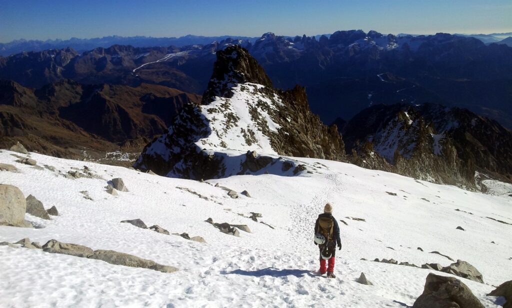Erica mi guida verso valle, scegliendo questa volta il percorso della via normale Erica mi guida verso valle, scegliendo questa volta il percorso della via normale
