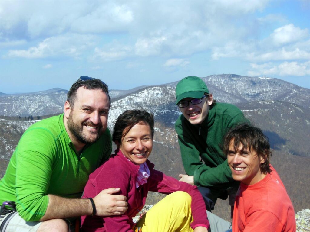 Nel frattempo arriva anche Stefano (il ragazzo dell'altra cordata che abbiamo conosciuto in via) che ci fotografa tutti insieme sulla cima. Grazie Stefano! Alla prossima!!!