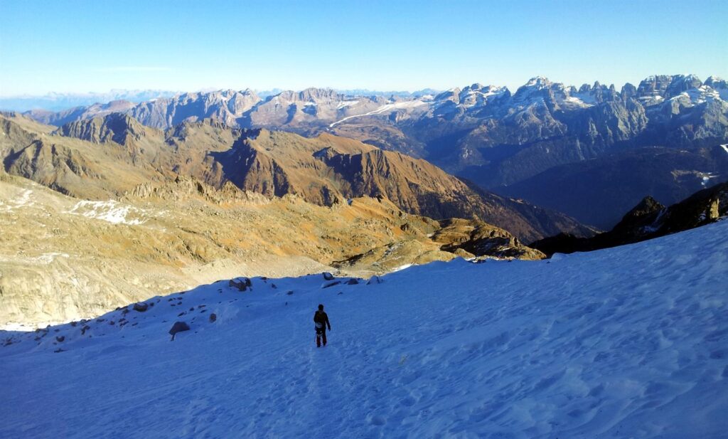 Ripercorriamo i nostri passi lungo nevaio sotto il Monte Nero, fino alla morena e al rifugio Segantini. Ripercorriamo i nostri passi lungo nevaio sotto il Monte Nero, fino alla morena e al rifugio Segantini.