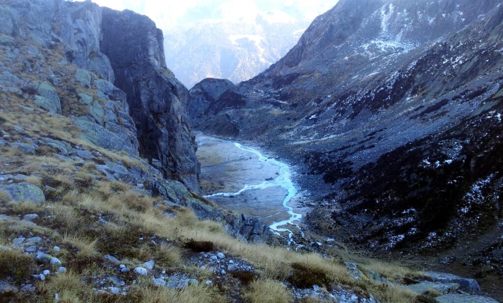 Ma prima, una foto della bassa val d'Amola, vista dallo spallone sotto al rifugio Ma prima, una foto della bassa val d'Amola, vista dallo spallone sotto al rifugio