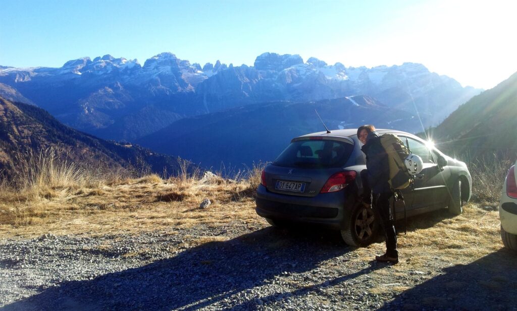 Partiamo martedì 29 mattina senza correre, svegliandoci con calma e facendo una buona colazione. Parcheggiamo in alta val Nambrone, a poche centinaia di metri dalla teleferica del rifugio Segantini che ci attende questa sera per la nostra prima bivaccata invernale insieme Partiamo martedì 29 mattina senza correre, svegliandoci con calma e facendo una buona colazione. Parcheggiamo in alta val Nambrone, a poche centinaia di metri dalla teleferica del rifugio Segantini che ci attende questa sera per la nostra prima bivaccata invernale insieme