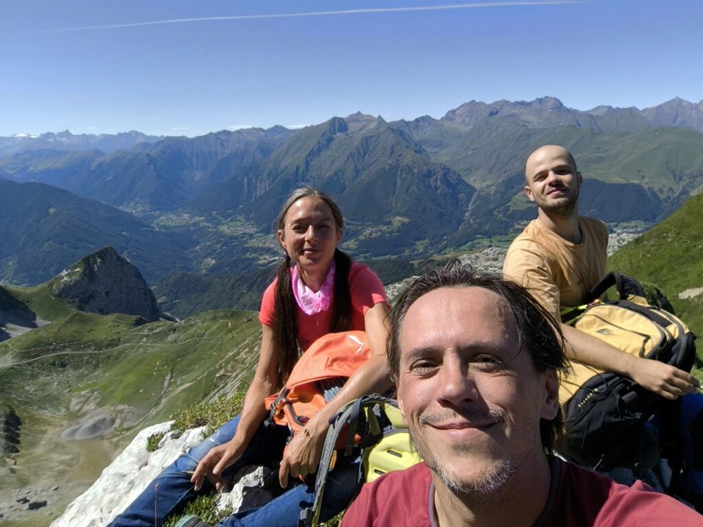 mentre aspettiamo, selfie alla partenza: sarà una lunga giornata ma ancora non potevamo saperlo mentre aspettiamo, selfie alla partenza: sarà una lunga giornata ma ancora non potevamo saperlo