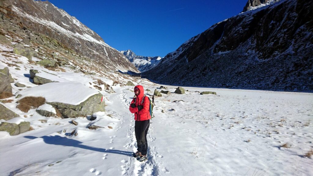 Eccola imbacuccata da Himalaya mentre si gode i raggi del sole e inizia il processo di disgelo Eccola imbacuccata da Himalaya mentre si gode i raggi del sole e inizia il processo di disgelo