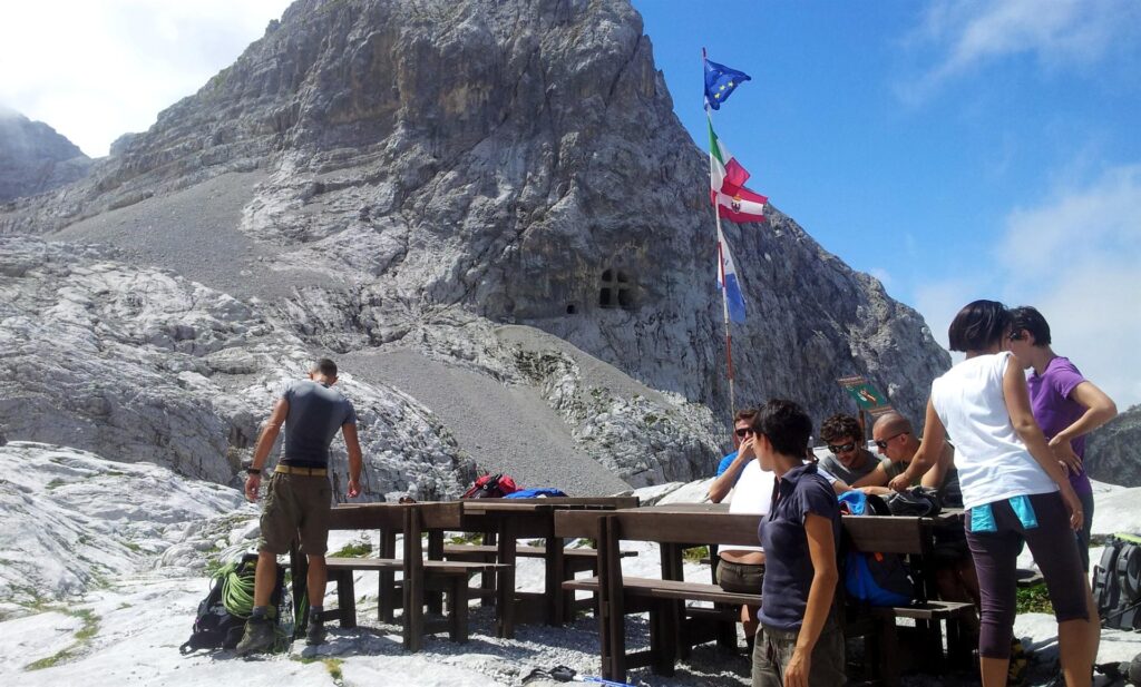 Dopo 2 ore e 40 senza correre, eccoci al XII, gi&agrave; abbastanza popolato di gente e bello soleggiato. Tutti sudati come mer... ma gi&agrave; pronti, dopo breve rifocillamento, a buttarci ad arrampicare sulle pareti l&igrave; attorno!