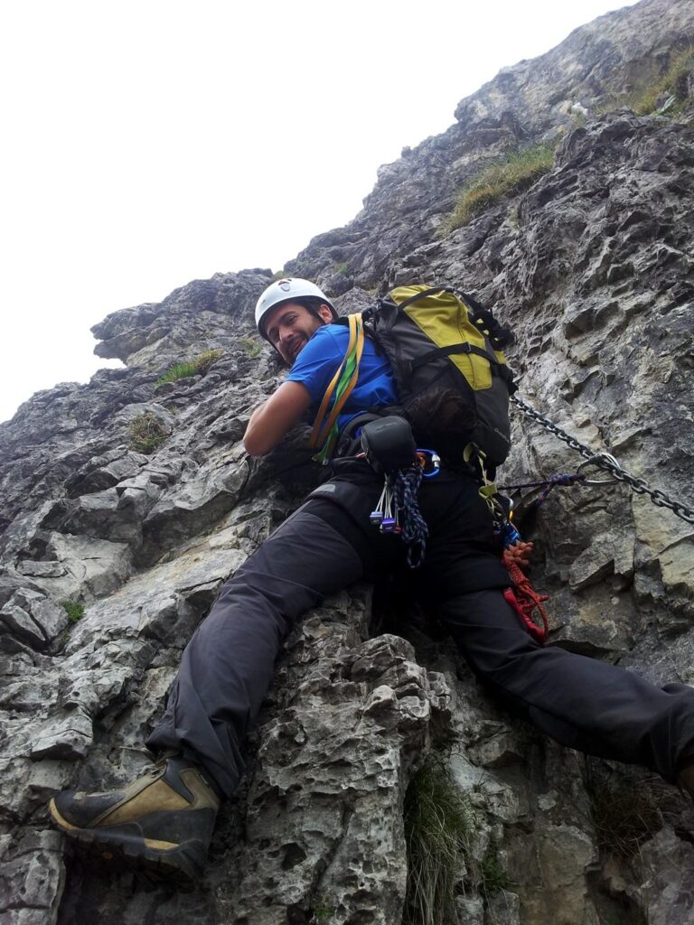 Ste fa da apripista. Eccolo spavaldo sul primo muro