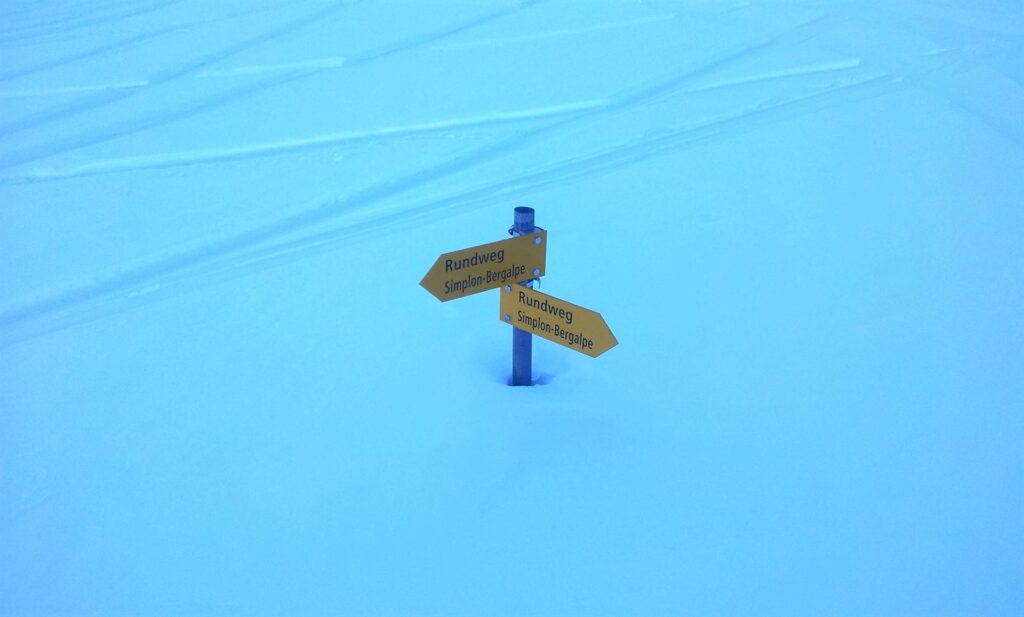 salendo un po', si trovano i soliti "chiarissimi" cartelli che contraddistinguono la zona di Simplonpass........ Mah.....sono pazzi questi svizzeri!