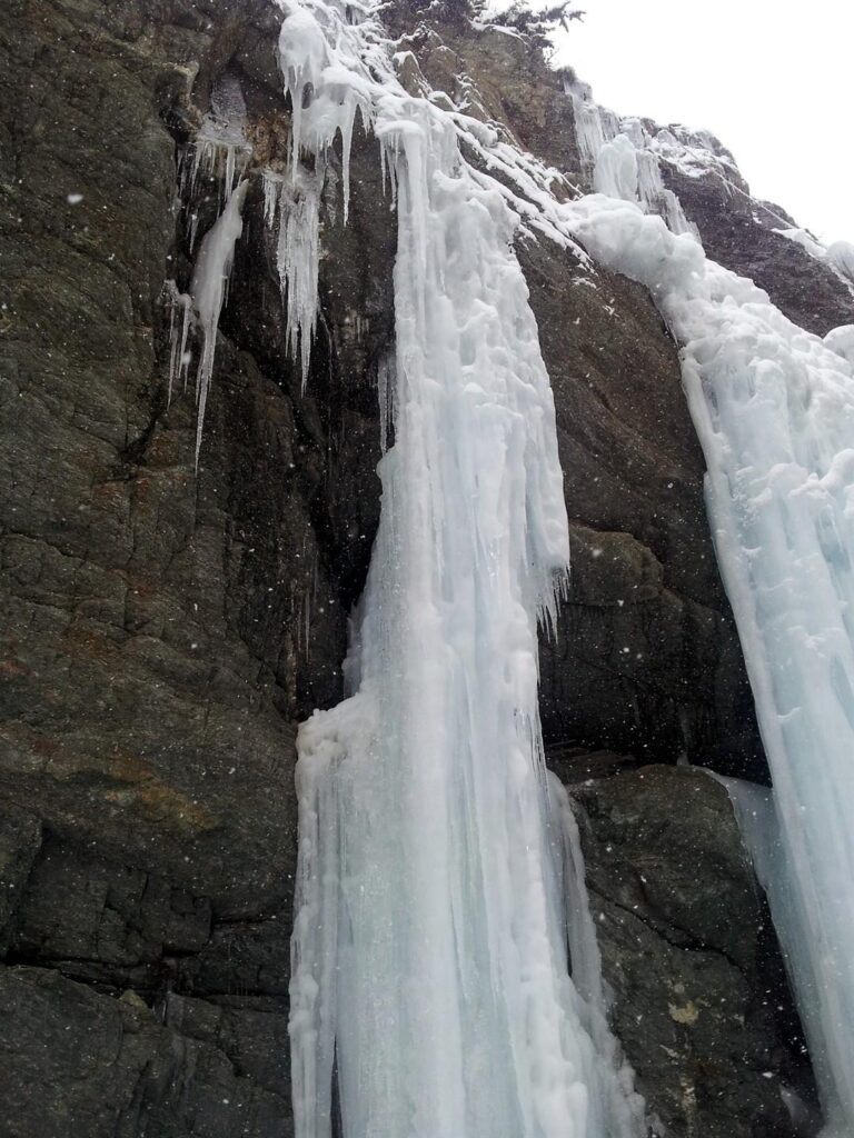 Le colonne di ghiaccio alla base del torrente. Queste sono un po' troppo incazzate per noi....andiamo oltre Le colonne di ghiaccio alla base del torrente. Queste sono un po' troppo incazzate per noi....andiamo oltre