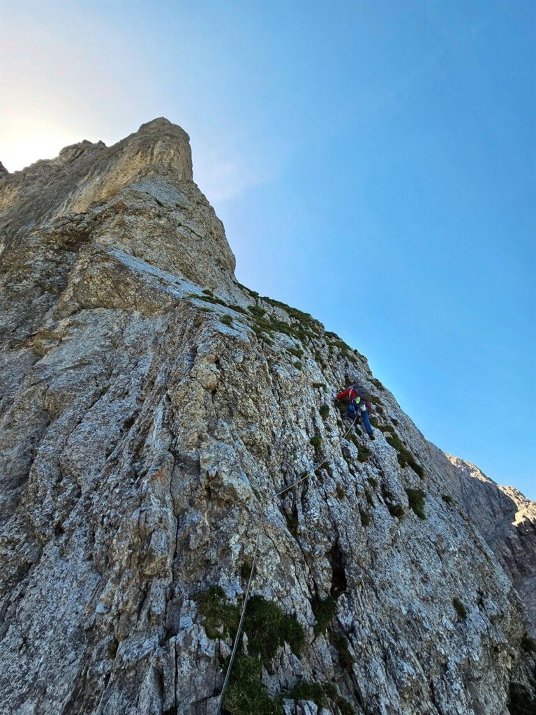 Gabri sul primo tiro, che aggira lo spigolo a destra per poi riprenderlo più sopra Gabri sul primo tiro, che aggira lo spigolo a destra per poi riprenderlo più sopra