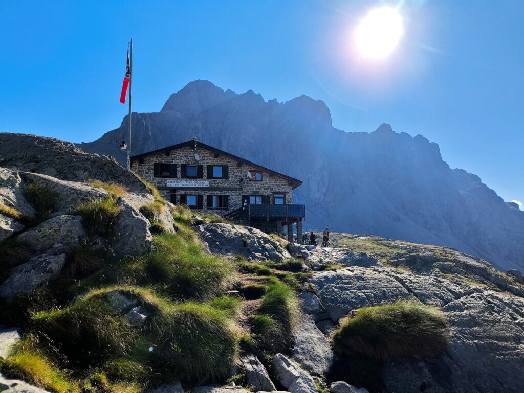 Il rifugio Tita Secchi, in ottima posizione per chi vuole scalare in quest'area Il rifugio Tita Secchi, in ottima posizione per chi vuole scalare in quest'area