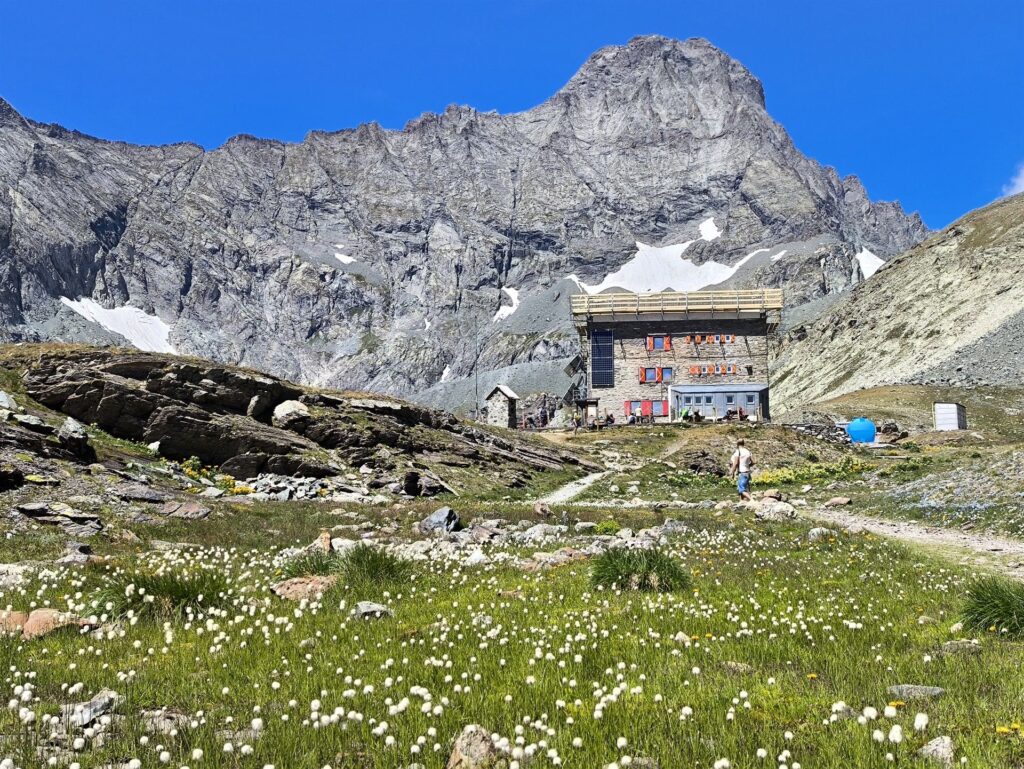 il Rifugio Gastaldi sotto lo sguardo vigile dell'Uja di Bessanese