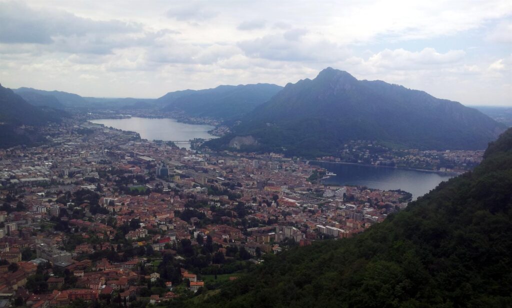 La vista verso Lecco dopo una ventina di minuti di salita La vista verso Lecco dopo una ventina di minuti di salita