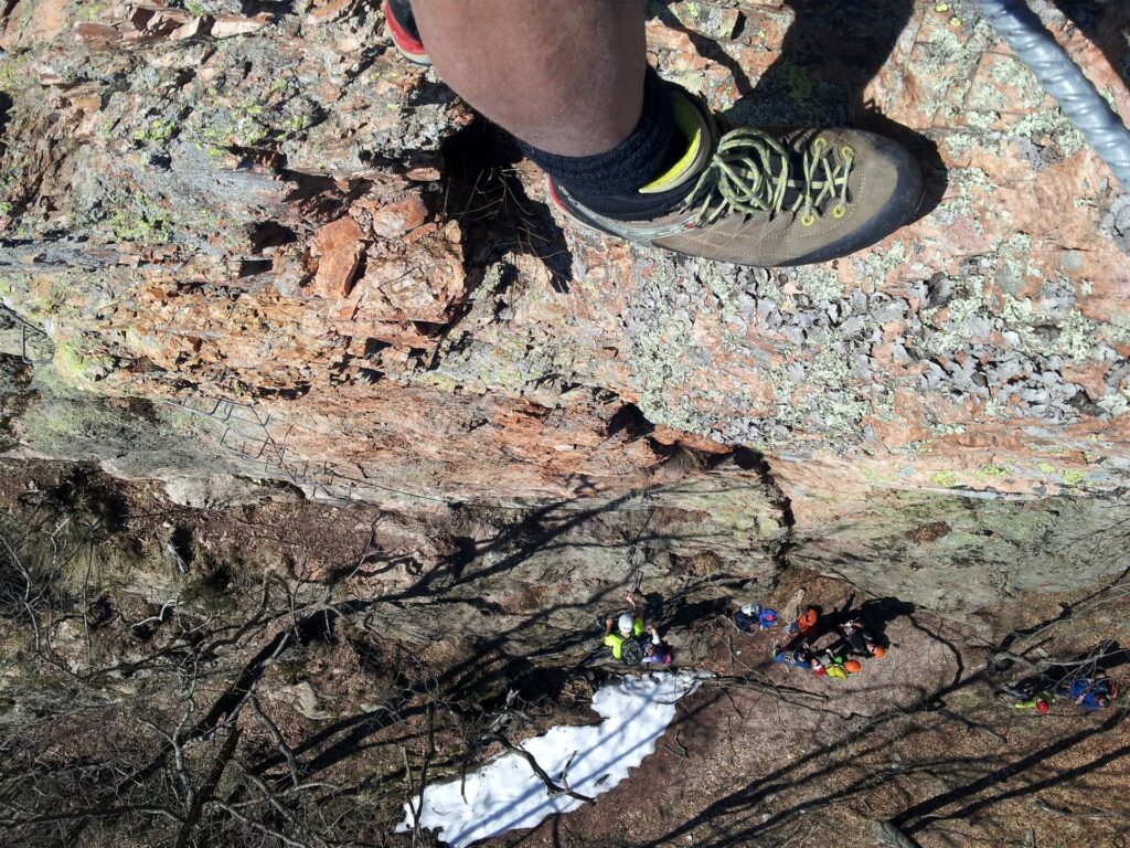 Da qua si vede l'attacco della ferrata con il primo muro e la gente che si prepara e si imbraga per la progressione