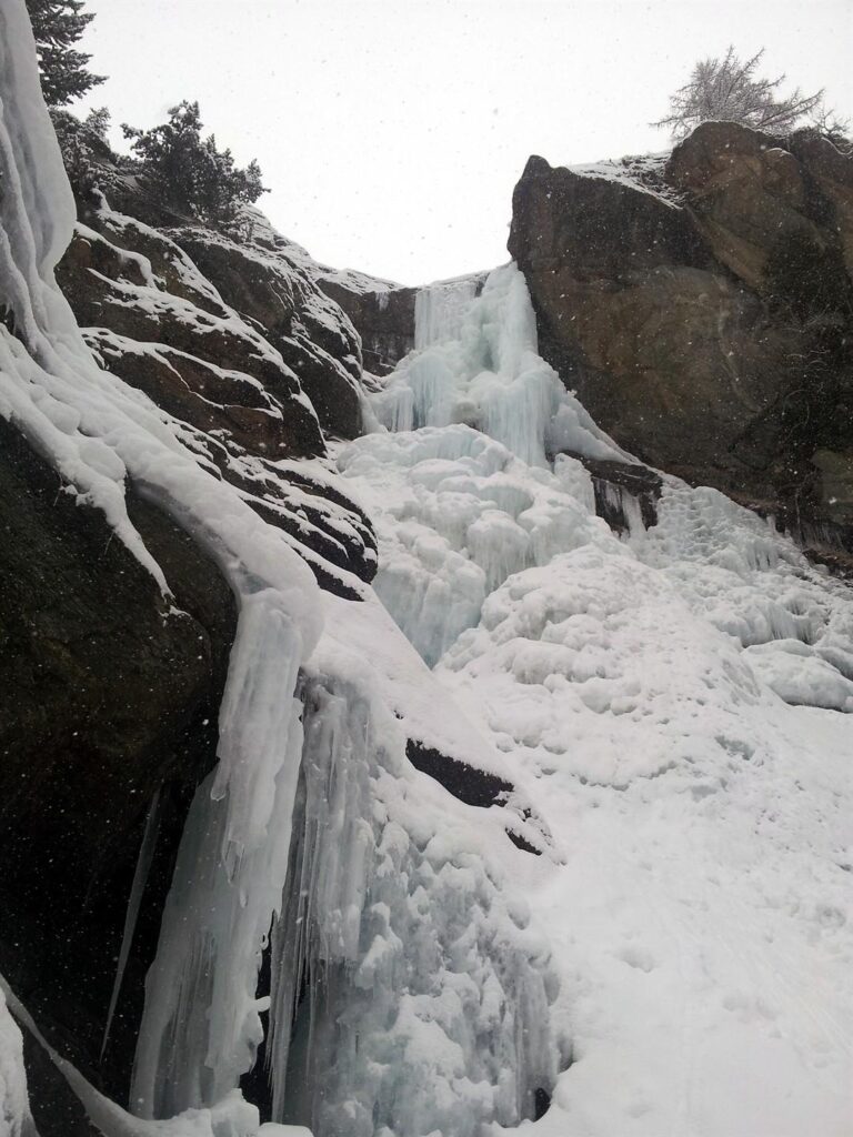 questa sarebbe la cascata di destra. molto carina ed invitante, ma scende l'acqua in mezzo. Se proviamo a salirla ci bagnamo fino alle orecchie questa sarebbe la cascata di destra. molto carina ed invitante, ma scende l'acqua in mezzo. Se proviamo a salirla ci bagnamo fino alle orecchie